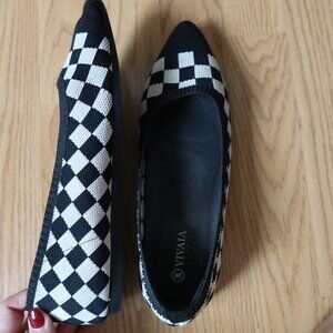 Pointed-Toe Ballet Flats (Aria 5°)